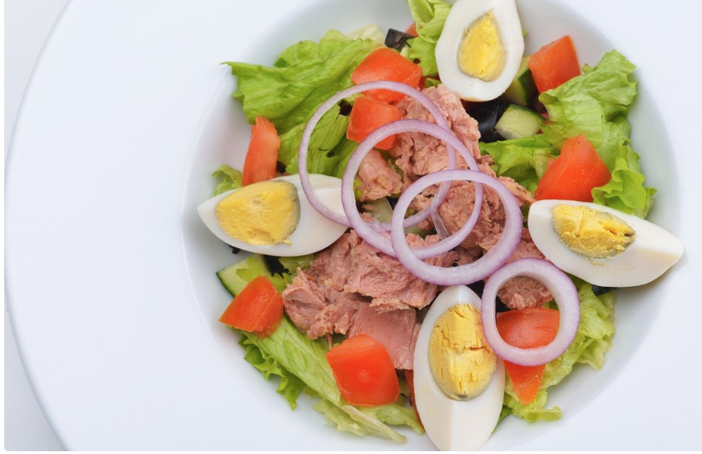 Ensalada de toda la vida con jamón o pavo en conserva.